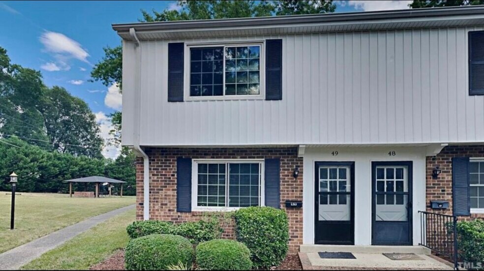 Primary Photo - 1002 Willow Dr