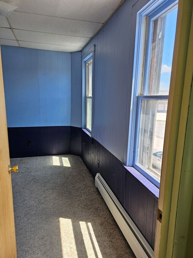 Building Photo - 110 E Canda St