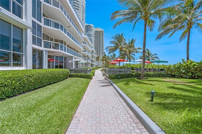 Building Photo - 16500 Collins Ave