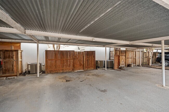 Building Photo - 9654 Westview Dr