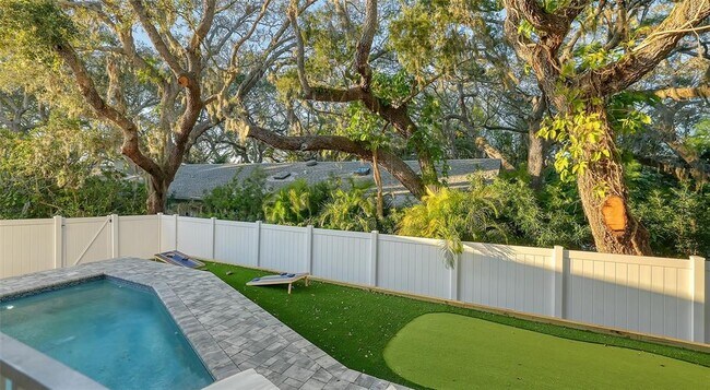 Building Photo - 1537 Siesta Dr