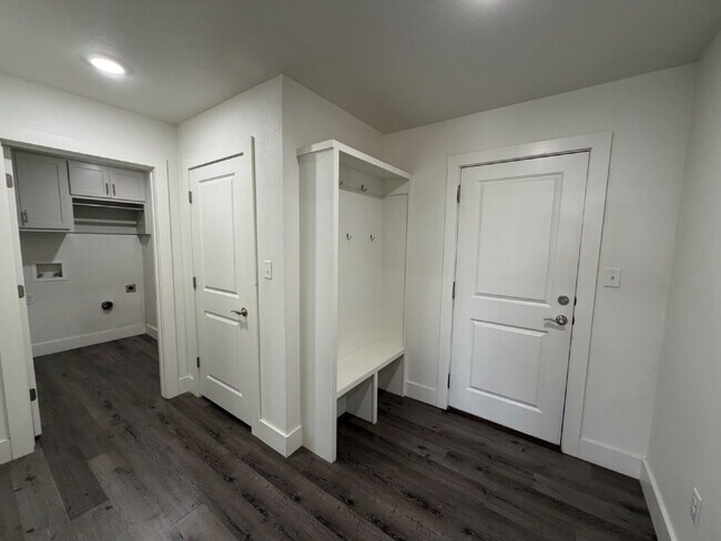 Building Photo - 405 Ranger St