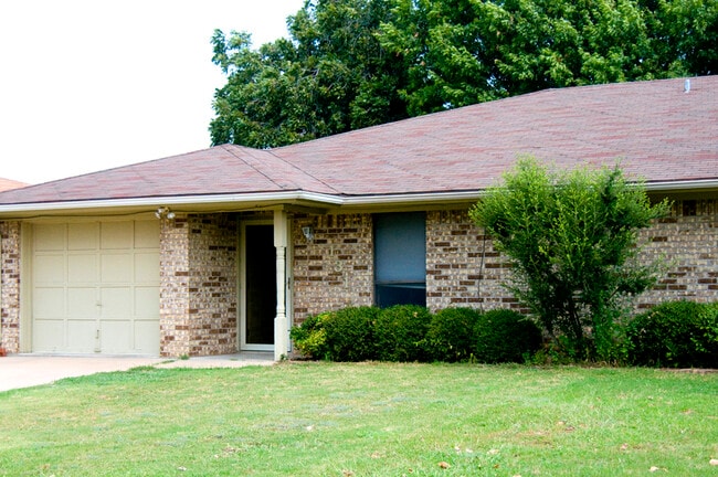 Building Photo - 131 Willow Ln