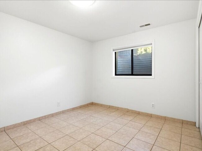 Building Photo - Cottonwood Heights 5 bed 3 bath Twin Home