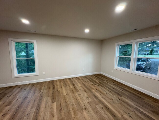 Building Photo - Modern Comfort & Convenient Living
