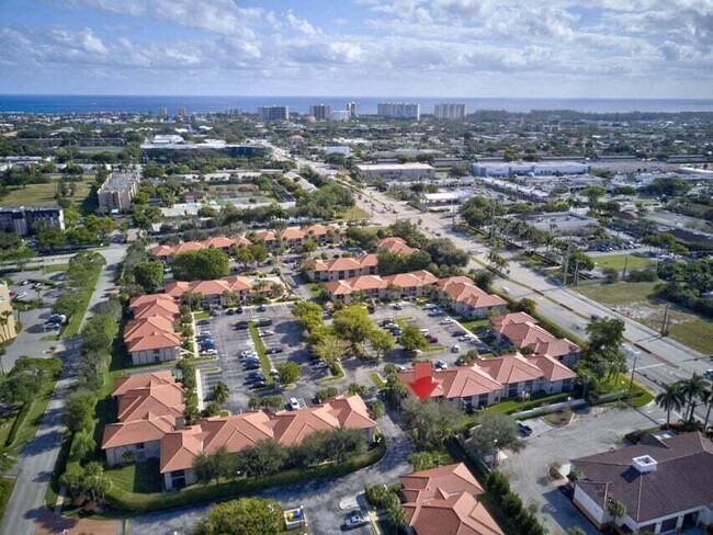 Building Photo - 400 Club Cir