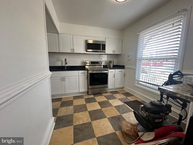 Building Photo - 8282 White Pine Dr