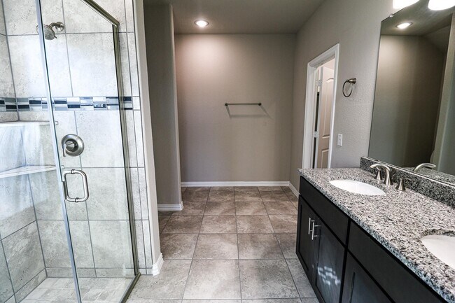 Building Photo - 504 Lakeway Ln