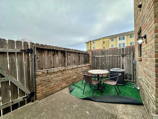 Building Photo - Beautifully Remodeled 2-Bed, 2.5-Bath Condo Blocks from Baylor Campus!