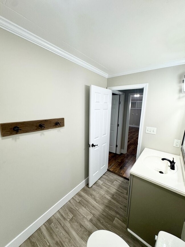 Building Photo - Country Cottage - Adorable 2 bedroom, 1 bath! Cute front porch & landscaping included!