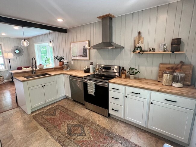 Building Photo - Beautiful Lake Home on Fox Lake