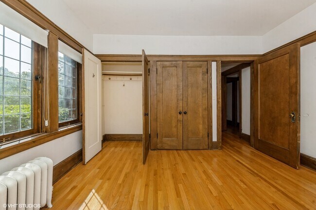 Building Photo - 5656 S Dorchester Ave