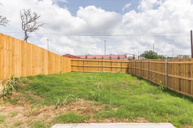 Building Photo - 206 Peruna Dr