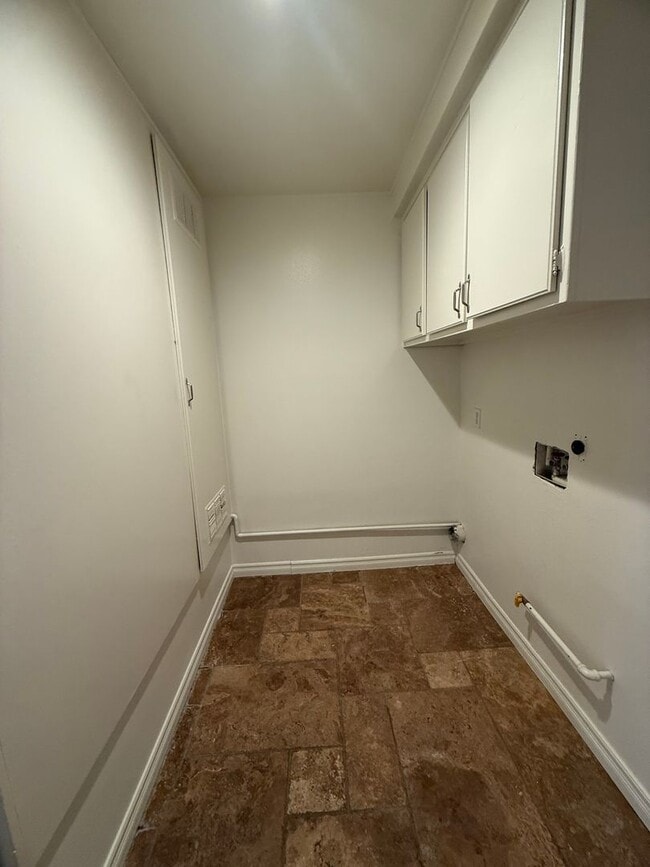 Building Photo - Thousand Oaks - Three Bedroom, 2.5 Bath