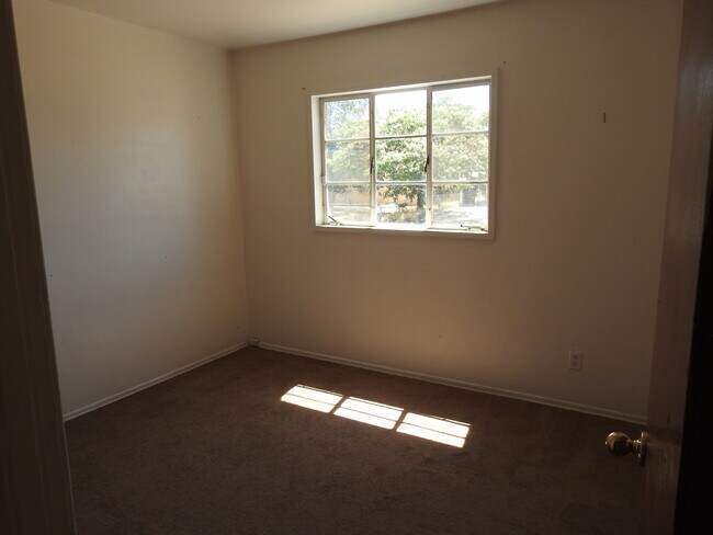 Building Photo - PENDING APPLICATION - Uptown Lovely Home f...