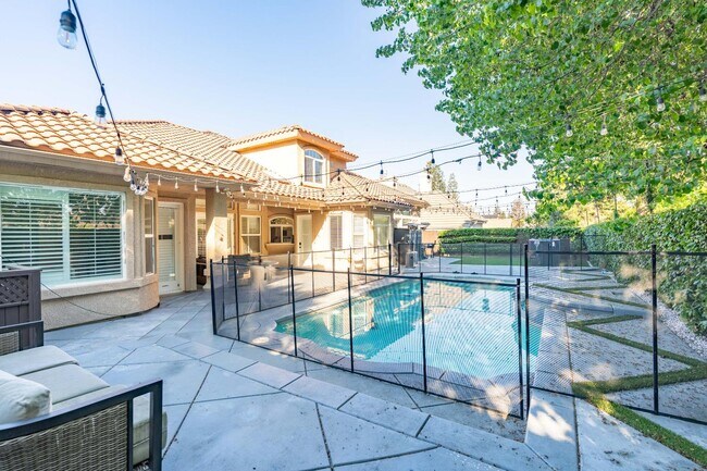 Building Photo - 1103 E Newhall Dr