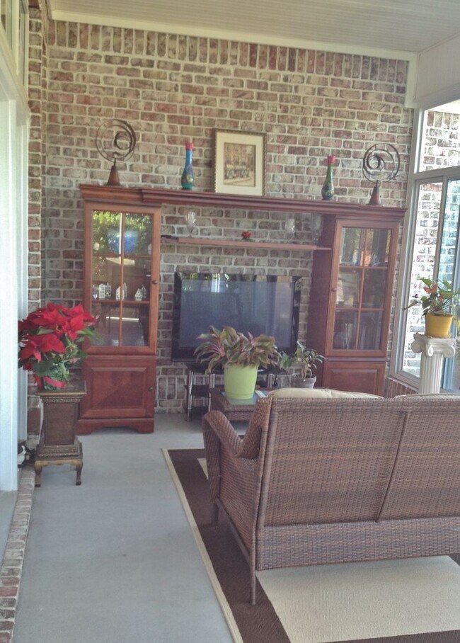 Building Photo - Large End Unit Townhouse in Waterford