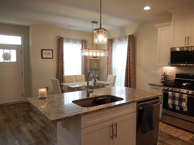 Building Photo - 2886 Fontana St