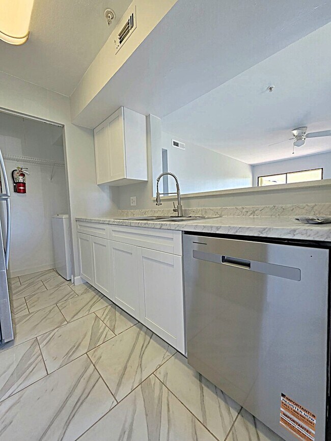 Building Photo - 2925 Winkler Ave