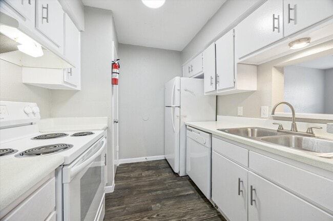 Building Photo - 3800 Sherwood Ln