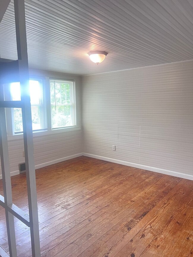 Building Photo - Unique 3 bedroom, 2 bathroom home for rent...