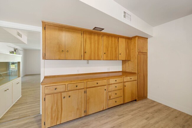 Building Photo - Reburbished 3bd/2ba, 2,275 sq ft home in Coconino Estates close to Hospital, park, downtown Flags...