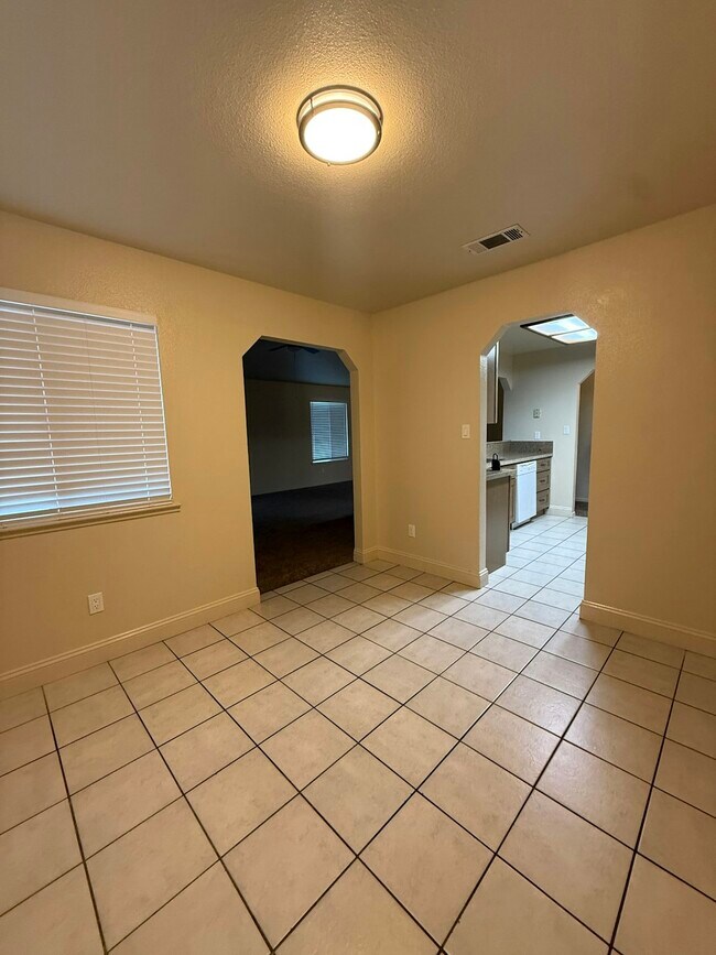 Building Photo - 1725 S Sacramento St