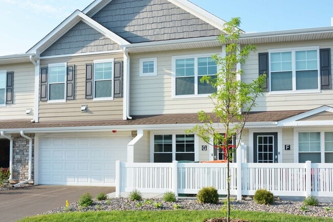 Building Photo - Beautiful 3-Bed 3-Bath Townhome in Blaine!