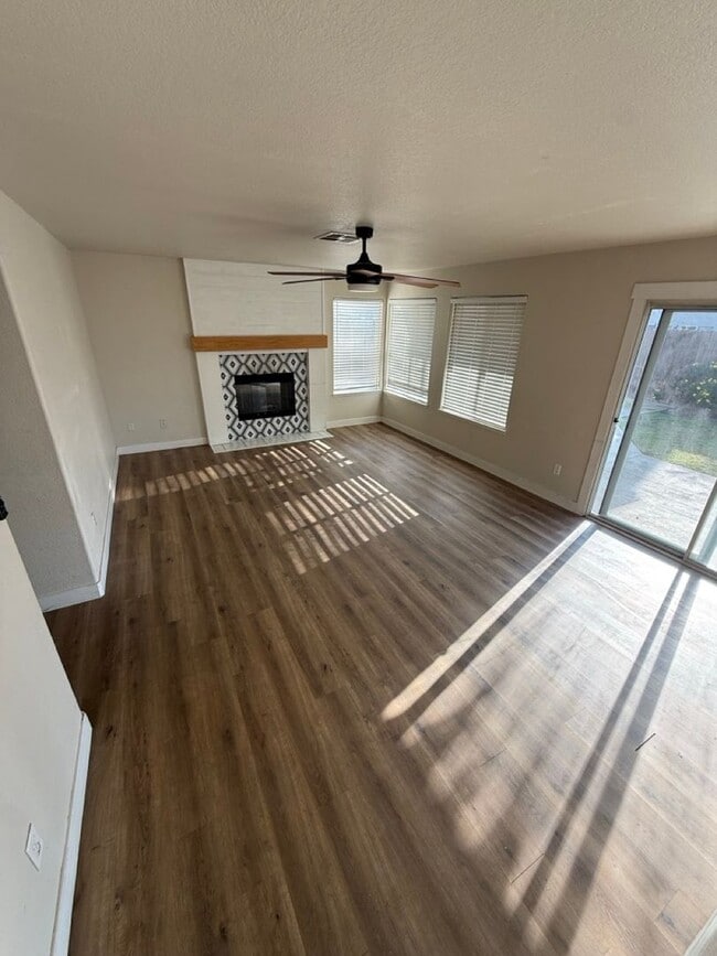 Building Photo - Charming 4-Bedroom Home in the Riverlakes Community