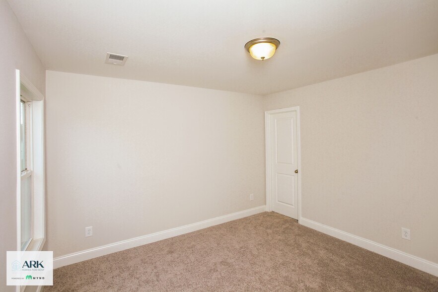 Building Photo - 204 Satin Walnut Wy