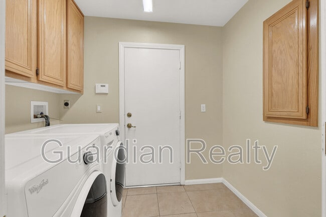 Building Photo - 224 Emerald Vista Way