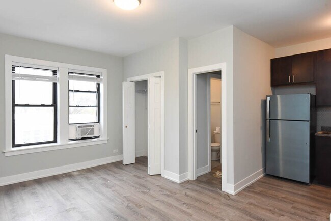 Building Photo - 4854 N Damen Ave