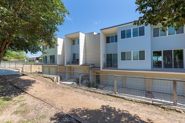 Building Photo - 604 N Bluff Dr