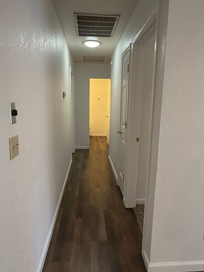 Building Photo - 3 bedroom Townhouse in East Redding