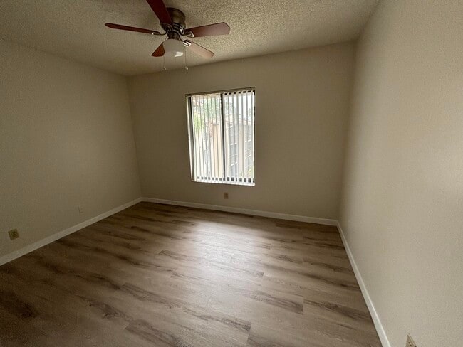 Building Photo - 207 Foxtail Dr