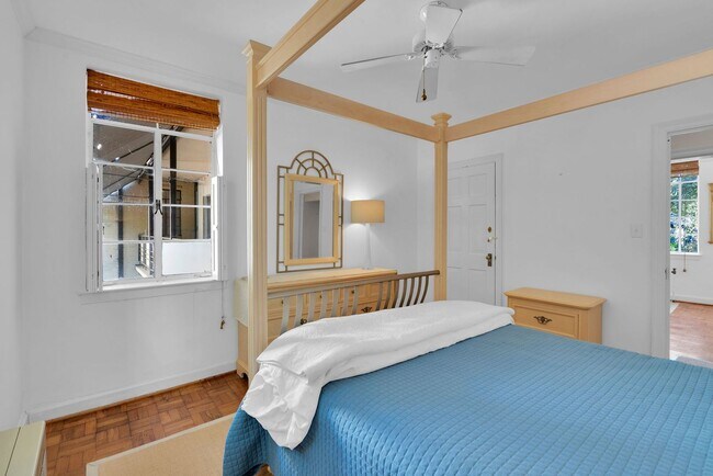 Building Photo - Fully furnished and thoughtfully updated top-floor condo in the heart of Dilworth at desirable My...