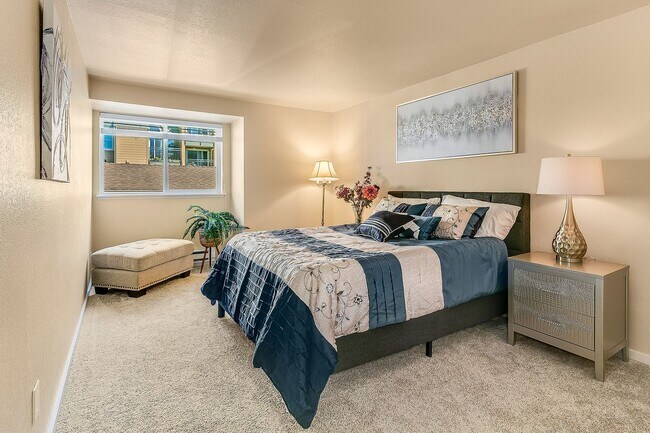 Building Photo - Beautiful Top Floor 2 Bed 2 Bath Condo in Factoria