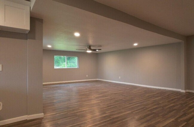 Building Photo - Splendora  Beauty on 2 Acres