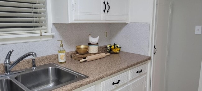 Building Photo - 3 bed room home for rent in Moore!  2 baths, 2 car garage with fenced yard near Santa Fe and SW 4...