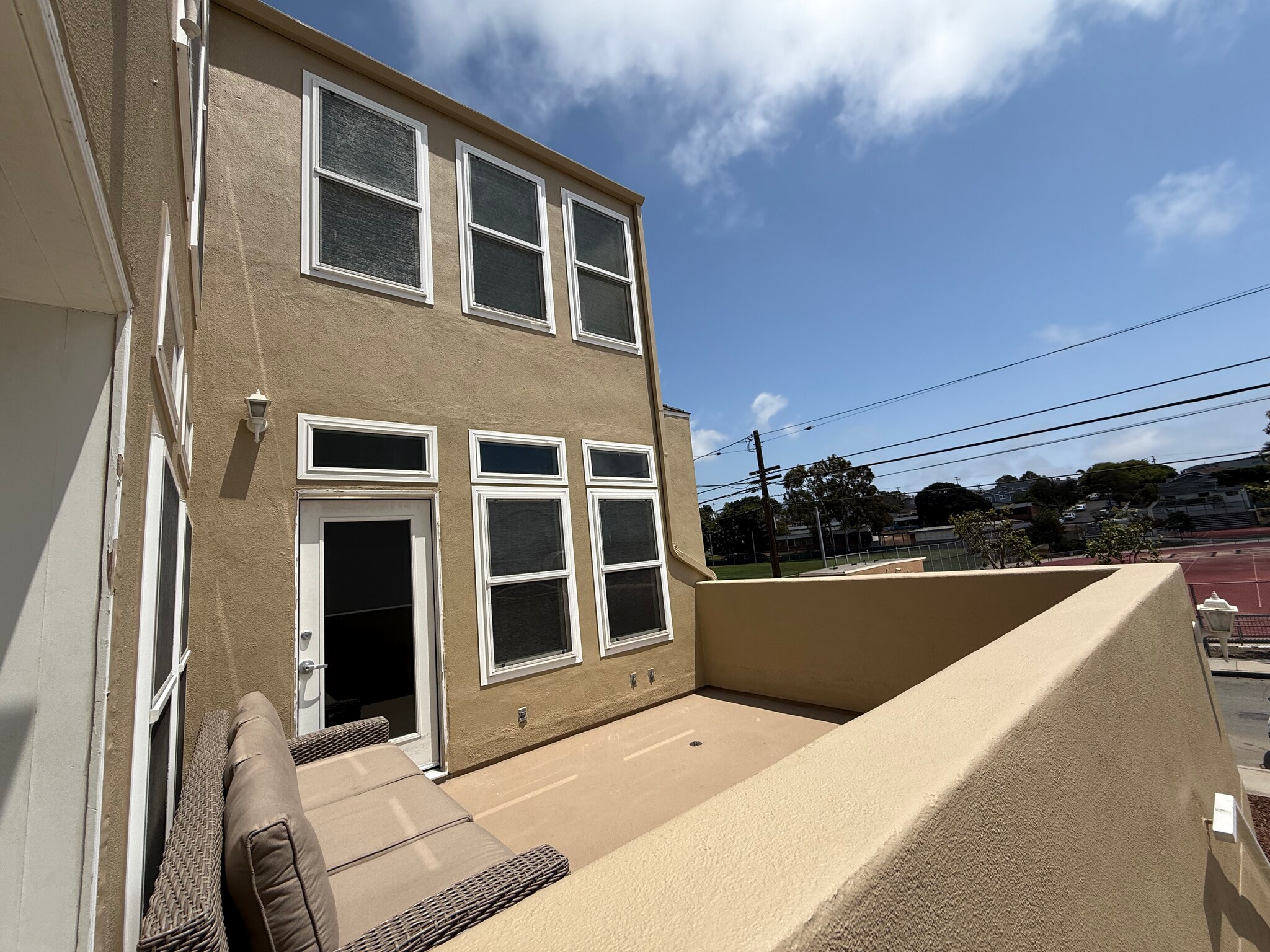 Building Photo - 321 E Oak Ave