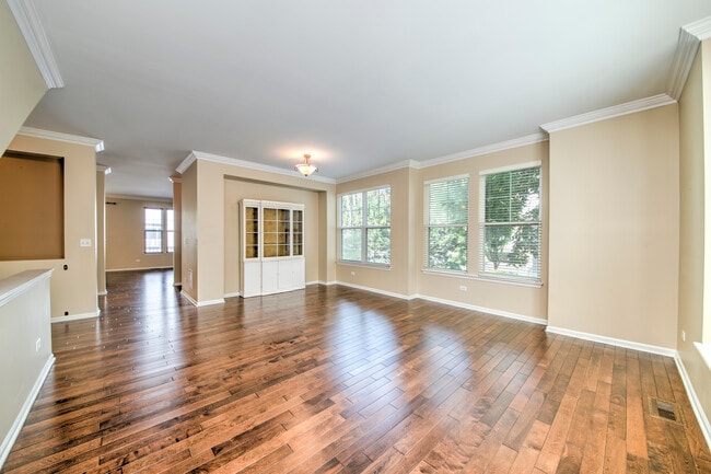 Building Photo - 5565 Cambridge Way