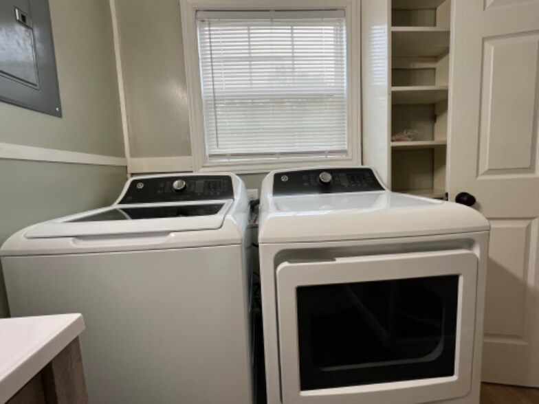 Building Photo - 608 Price St