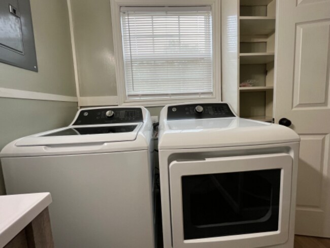 Building Photo - 608 Price St