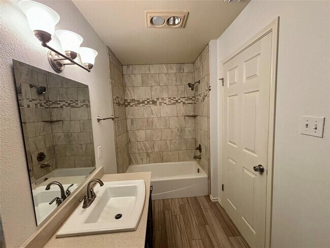 Building Photo - 808 Lone Star Dr