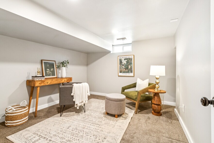 Building Photo - 983 N Poinsettia Dr