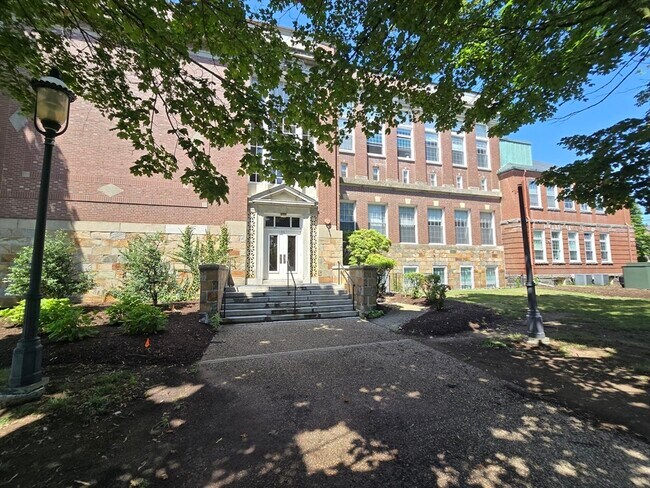 Building Photo - 147 Rawson Rd