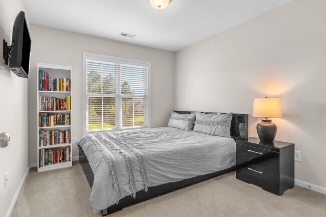 Building Photo - 4 bedroom 2.5 bathroom home close to beaches, shopping, and Marine Corps Bases.