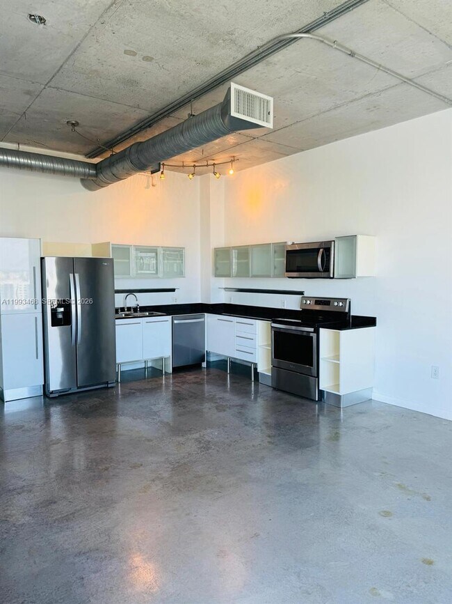 Building Photo - 10 SW South River Dr