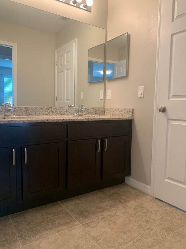 Building Photo - MOVE IN SPECIAL- 4/2.5 Energy Efficient Townhome in St. Cloud