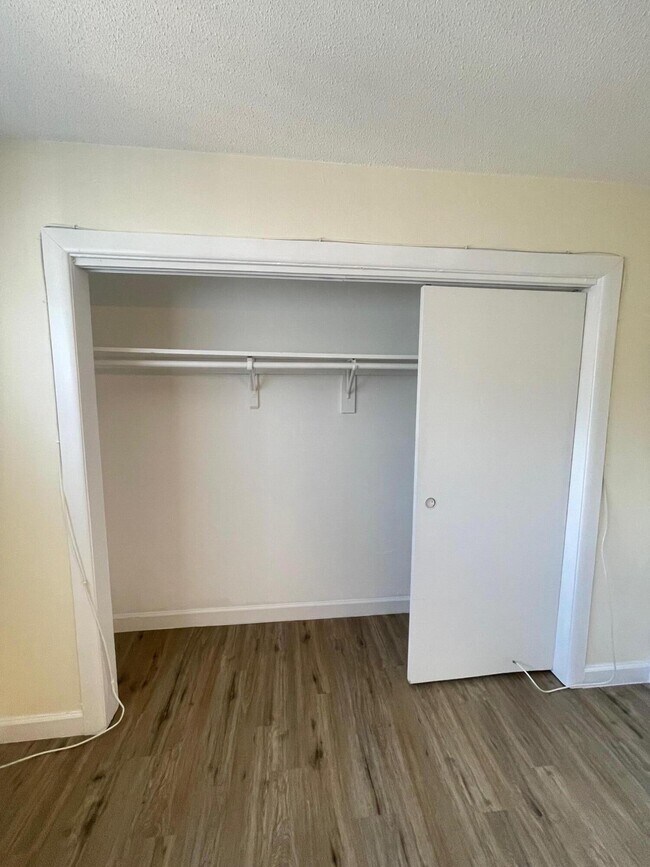 Building Photo - 1500 Crescent Cir